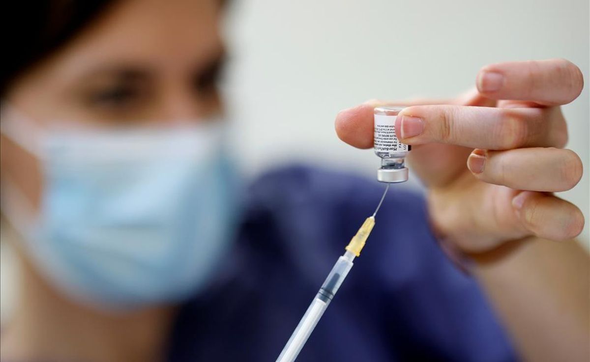 Una enfermera de un centro de salud de Nantes prepara una dosis de la vacuna de BioNTech/Pfizer. Una enfermera de un centro de salud de Nantes prepara una dosis de la vacuna de BioNTech/Pfizer.