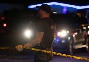 Un policía de Memphis, en una escena de crimen en Whitehaven, Tennessee.