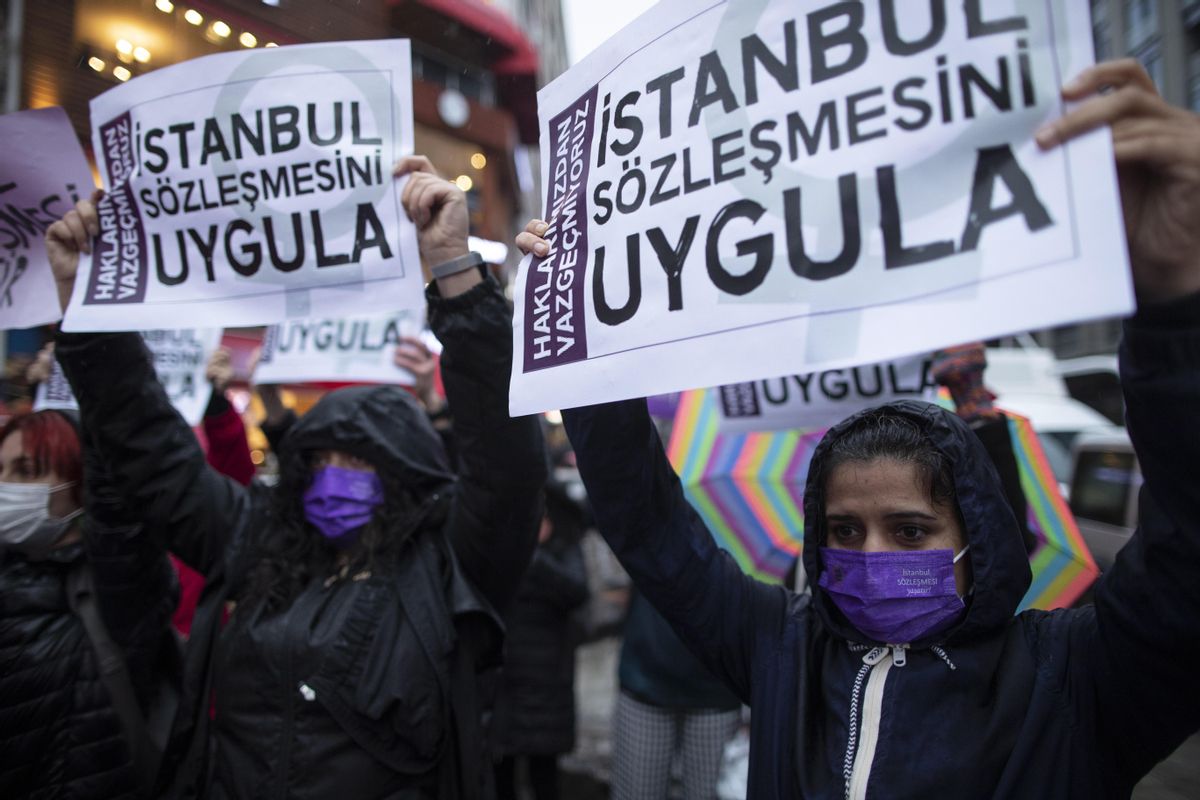 Protesta en Estambul ayer lunes por la retirada de Turquía del Tratado internacinal para luchar contra la violencia machista. Protesta en Estambul ayer lunes por la retirada de Turquía del Tratado internacinal para luchar contra la violencia machista.