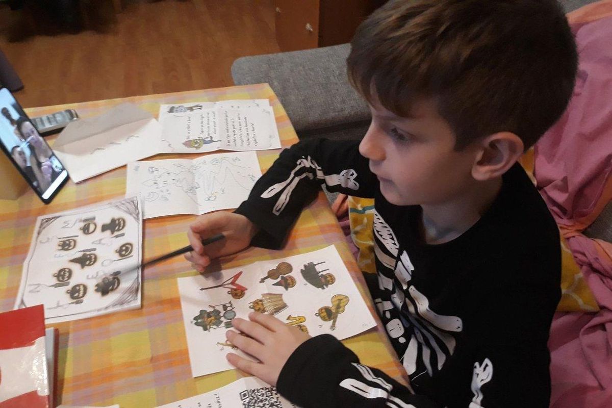 Un niño intenta resolver una de las pruebas del juego. Un niño intenta resolver una de las pruebas del juego.