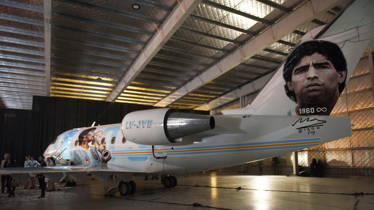 Presentan un avión customizado en homenaje a Maradona.