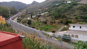 Sección de la valla fronteriza con tubos antitrepados en vez de concertinas en Ceuta