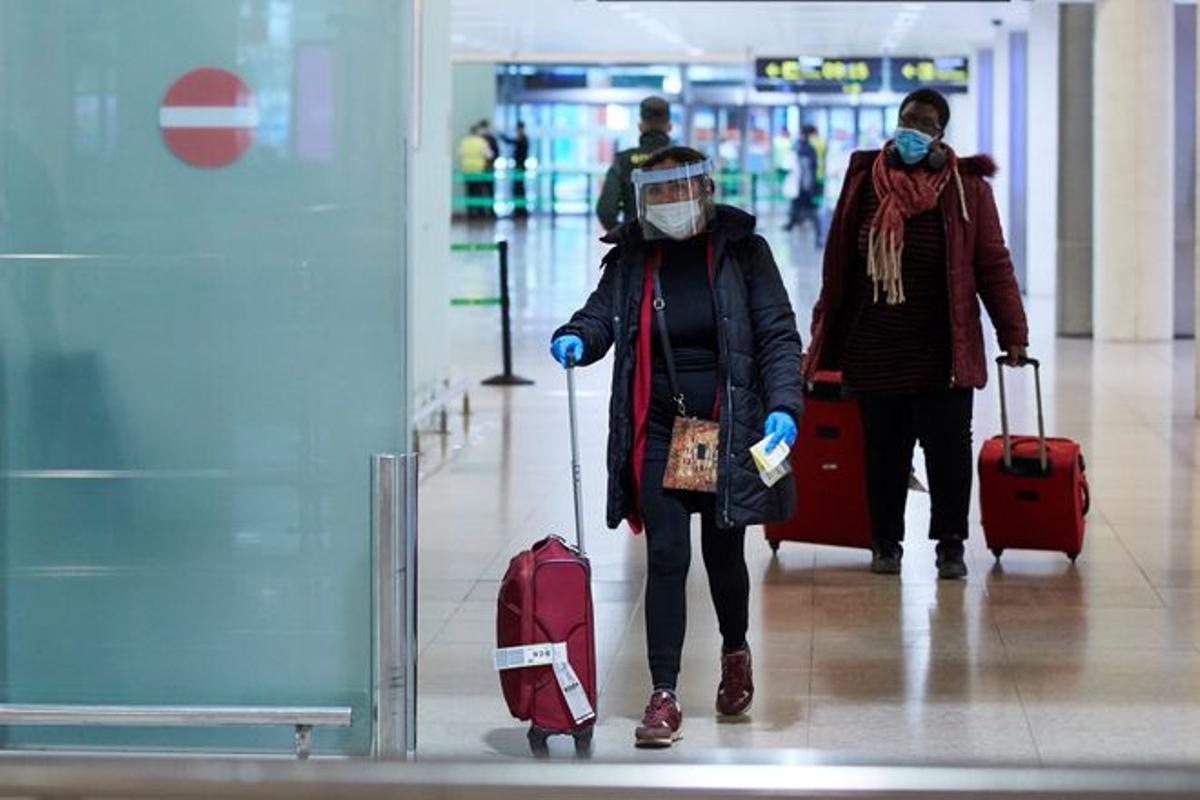 Turistas llegando al aeropuerto de Madrid-Barajas.