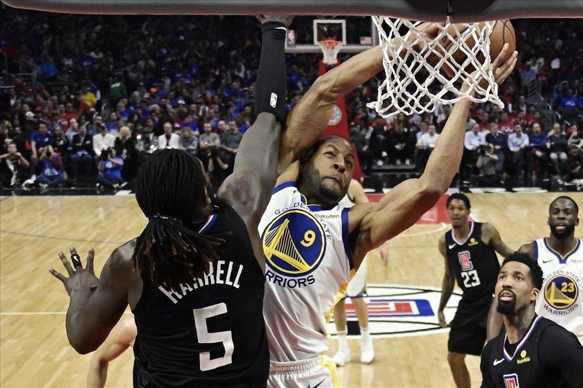 Iguodala, de los Warriors, lanza a canasta ante Harrel en el partido del Staples Iguodala, de los Warriors, lanza a canasta ante Harrel en el partido del Staples