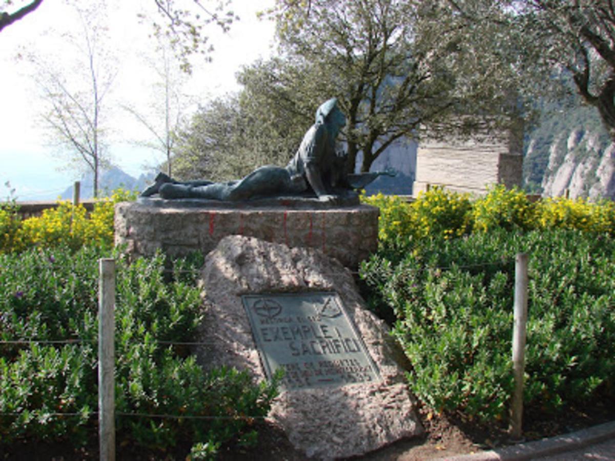 Monumento en homenaje al Tercio de Requetés de la Mare de Déu de Montserrat. Monumento en homenaje al Tercio de Requetés de la Mare de Déu de Montserrat.