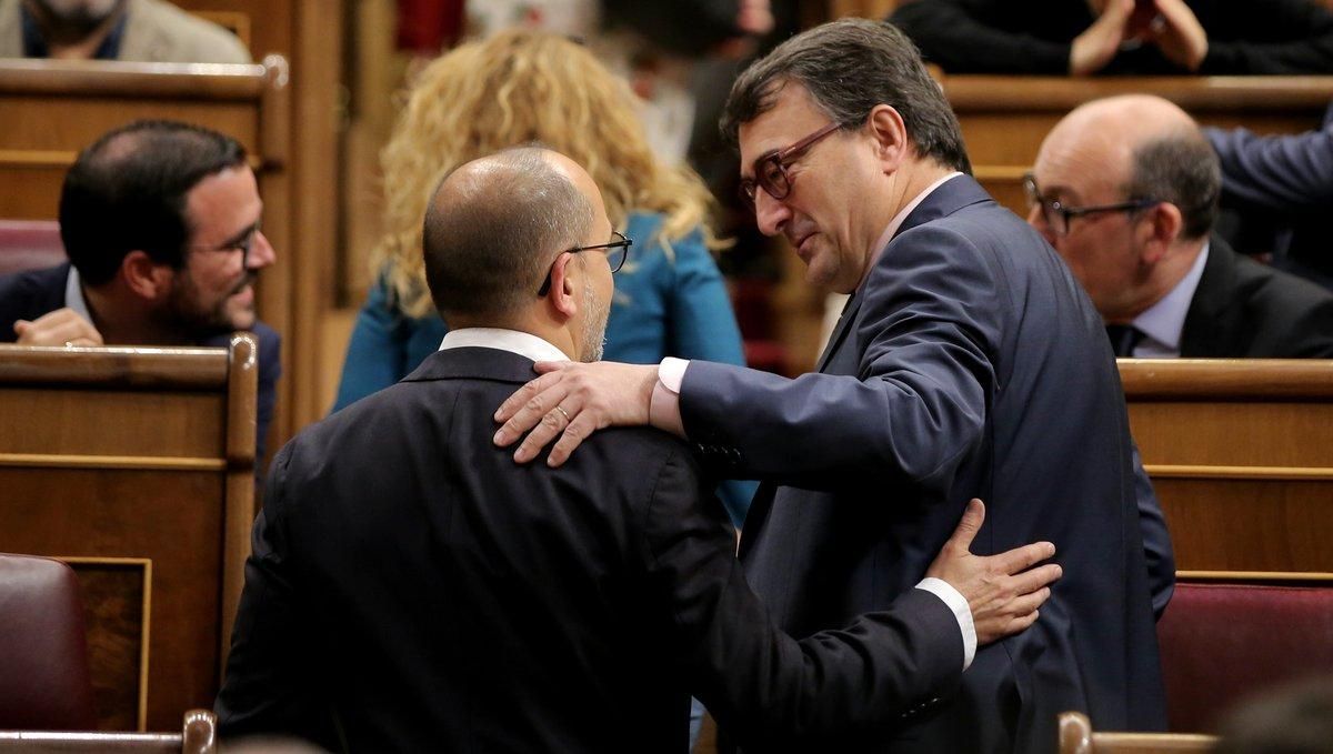 Los portavoces en el Congreso de los Diputados del PNV, Aitor Esteban, y del PDECat, Carles Campuzano. Los portavoces en el Congreso de los Diputados del PNV, Aitor Esteban, y del PDECat, Carles Campuzano.