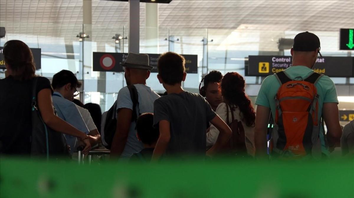 Entrada al control de seguridad del aeropuerto de El Prat, este martes.
