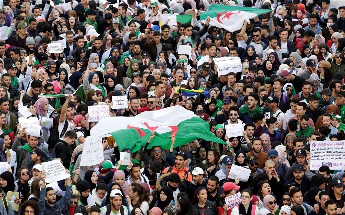 Los estudiantes participan en una protesta para denunciar una oferta del presidente Abdelaziz Bouteflika, en Argelia. Los estudiantes participan en una protesta para denunciar una oferta del presidente Abdelaziz Bouteflika, en Argelia.