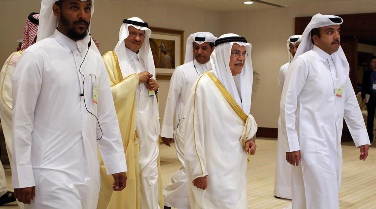 El ministro saudí del Petróleo, Ali al-Naimi, segundo por la derecha, a su llegada a la cumbre de Doha.