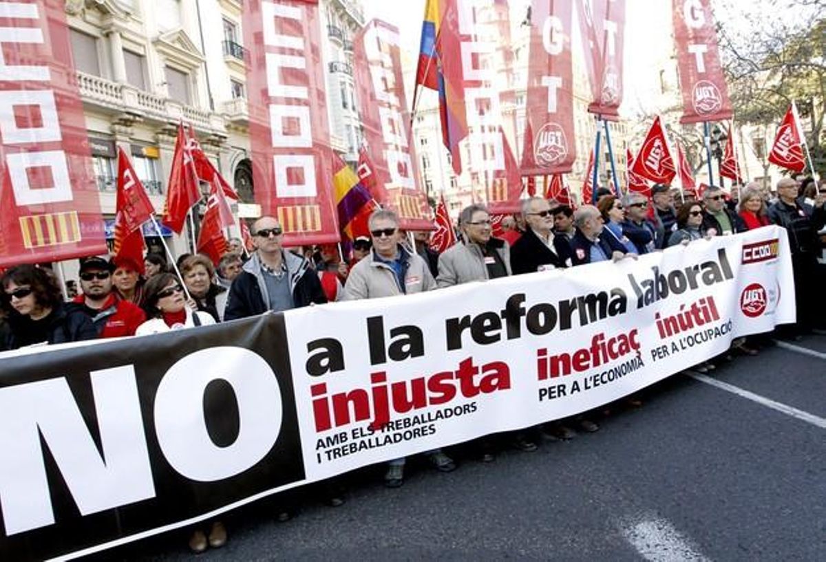 Imagen de la protesta y de la pancarta con el lema No a la reforma laboral. Injusta con trabajadores y trabajadoras, ineficaz para la economía e inútil para la ocupación. Imagen de la protesta y de la pancarta con el lema No a la reforma laboral. Injusta con trabajadores y trabajadoras, ineficaz para la economía e inútil para la ocupación.