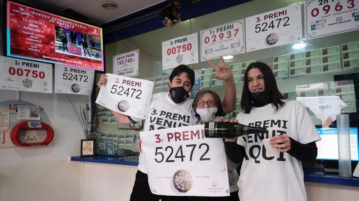 La administración El Trébol, de Ripoll, reparte un tercer premio con el número 52472. La administración El Trébol, de Ripoll, reparte un tercer premio con el número 52472.