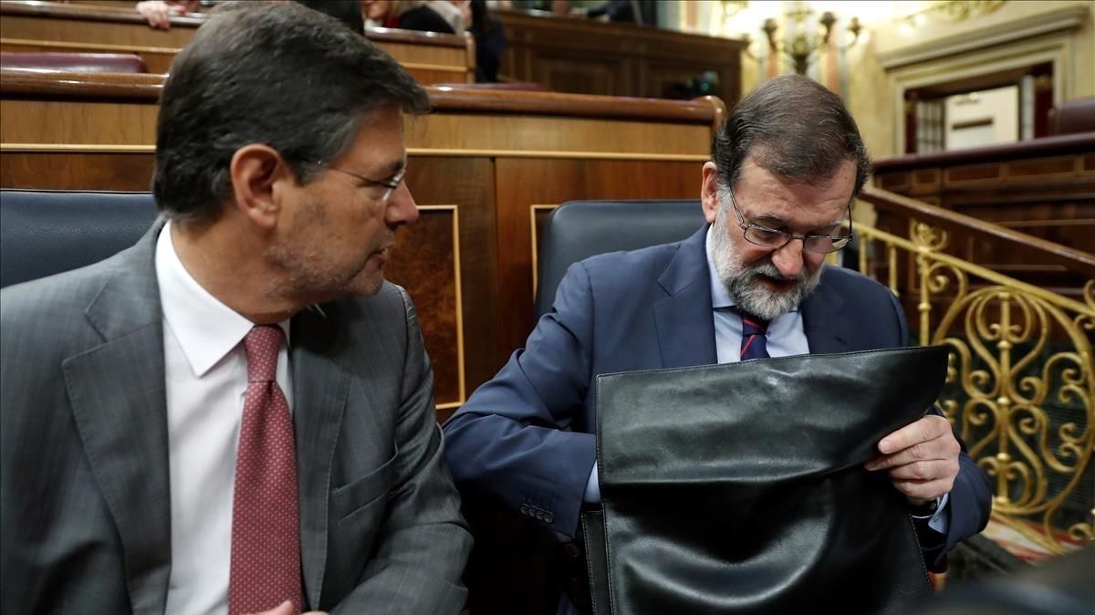 El presidente del Ejecutivo, Mariano Rajoy, junto al ministro de Justicia, Rafael Catalá. El presidente del Ejecutivo, Mariano Rajoy, junto al ministro de Justicia, Rafael Catalá.