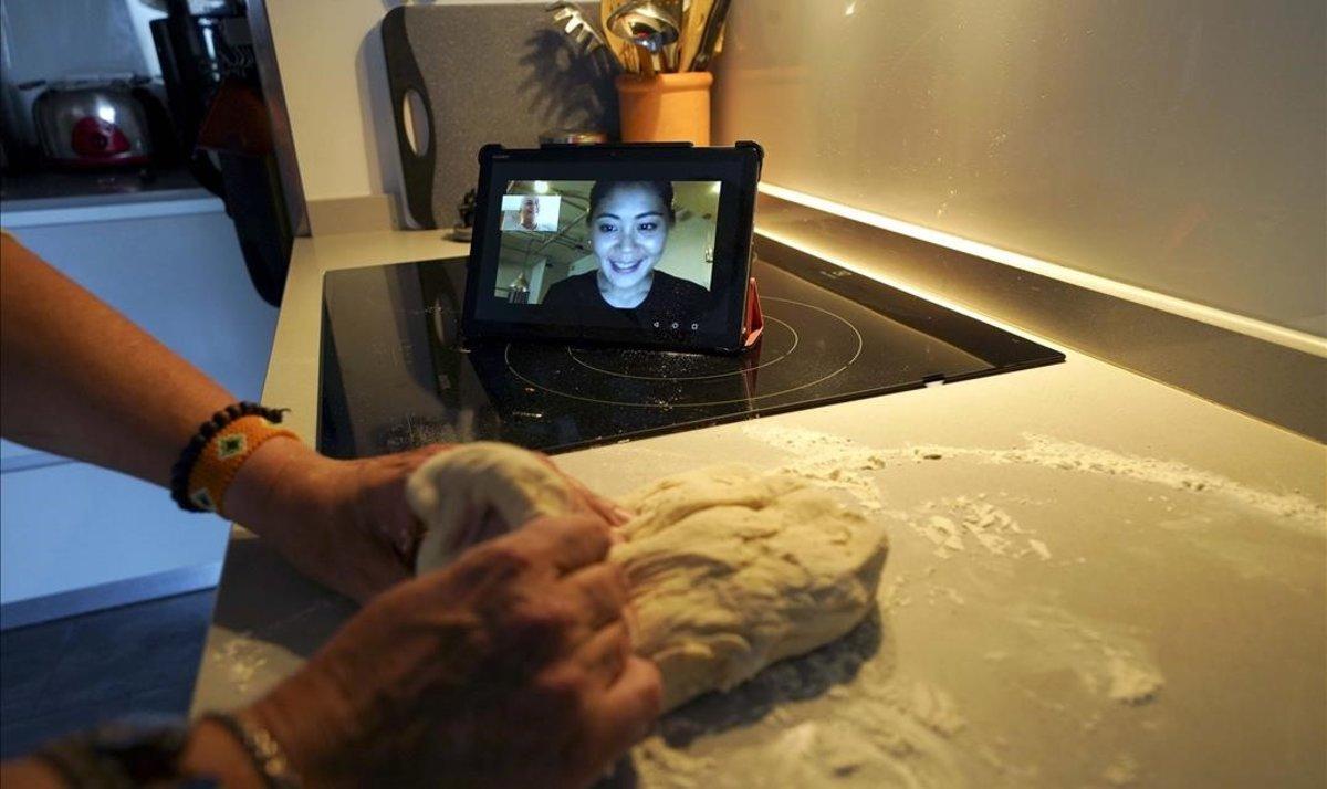 Una mujer aprovecha el confinamiento para enseñar a su nuera que vive en Tokio a cocinar pan. 