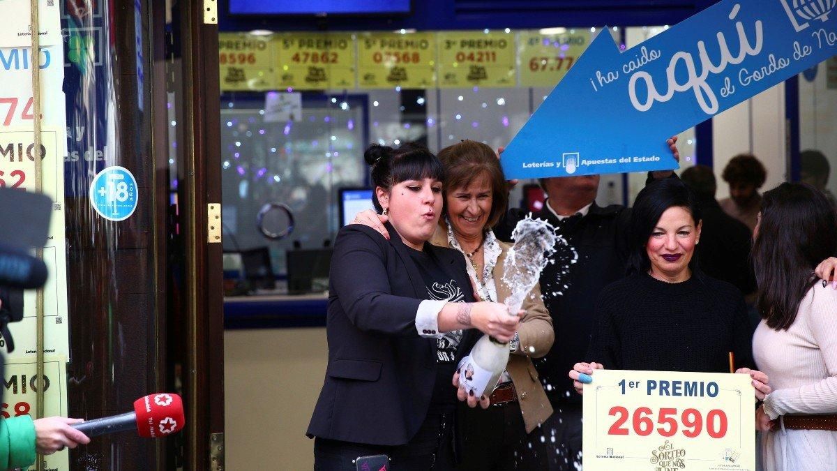 Personas celebrando el Gordo de Navidad el año pasado. Personas celebrando el Gordo de Navidad el año pasado.