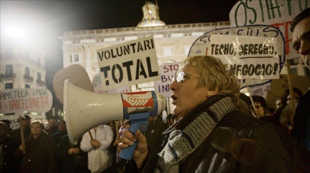 Emilia Llorca en una manifestación en la plaza de Sant Jaume.