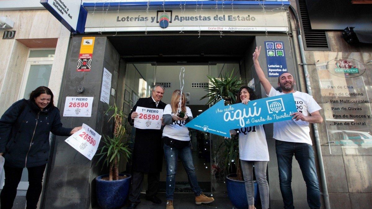 Administración de Salou celebrando el Gordo del Sorteo de la Lotería de Navidad. Administración de Salou celebrando el Gordo del Sorteo de la Lotería de Navidad.