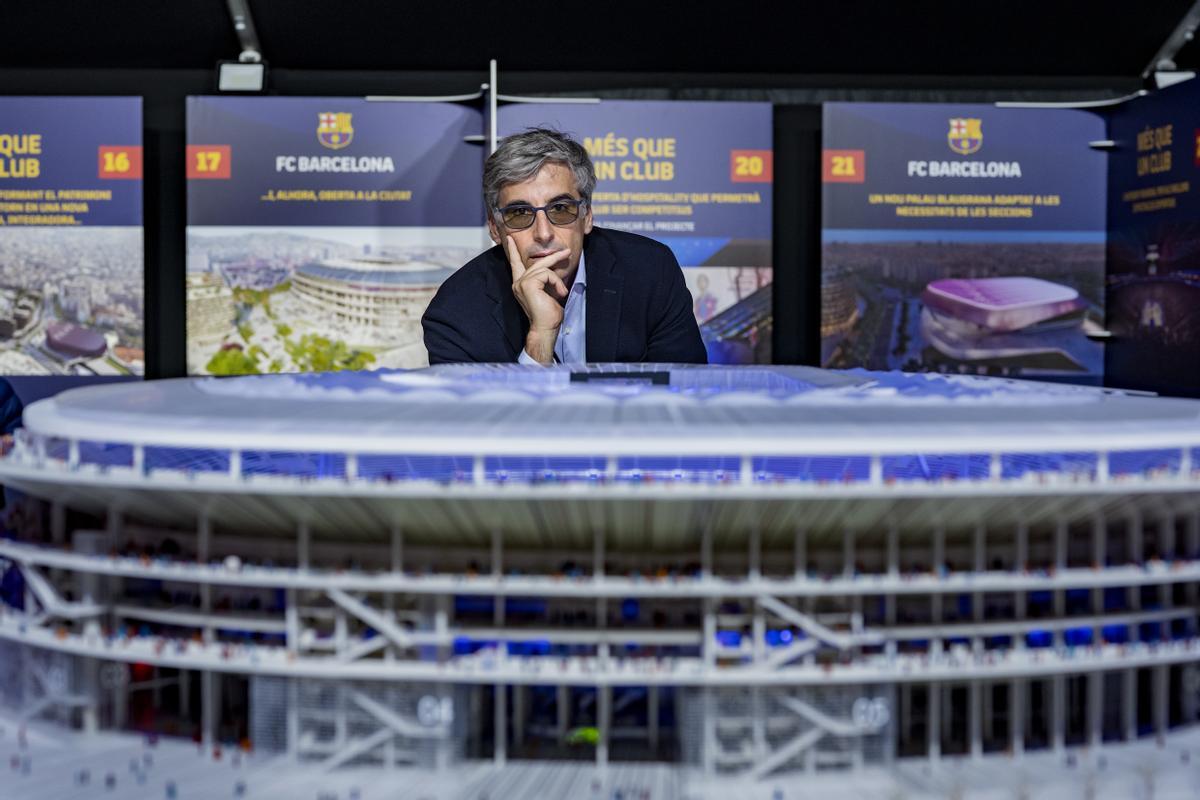 Jordi Llauradó posa junto a la maqueta del futuro Camp Nou.