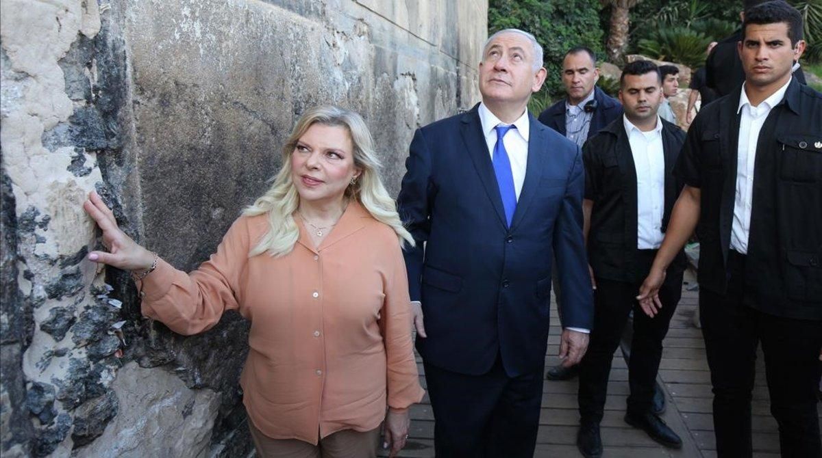 Netanyahu y su esposa en el exterior de la Tumba de los patriarcas. Netanyahu y su esposa en el exterior de la Tumba de los patriarcas.