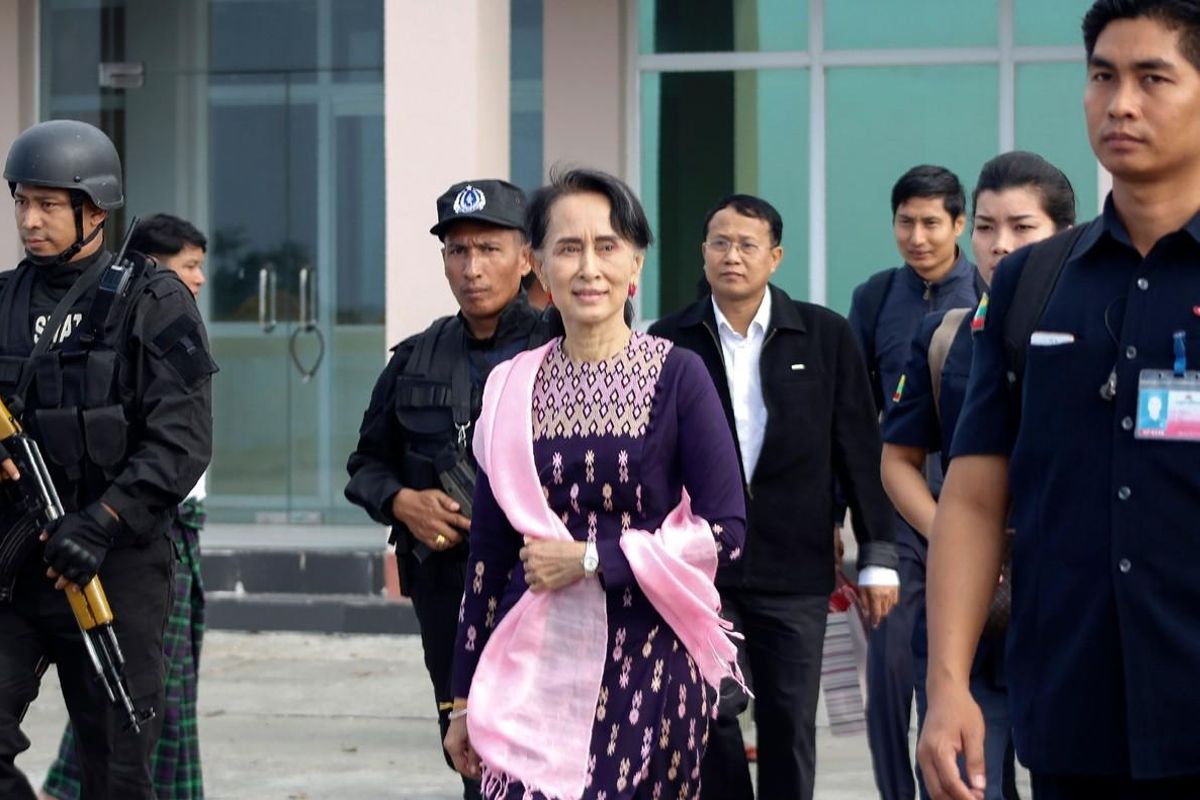 La líder de facto de Birmania, Aung San Suu Kyi llega al aeropuerto de Sittwe, donde inicia su visita al estado de Rakhine La líder de facto de Birmania, Aung San Suu Kyi llega al aeropuerto de Sittwe, donde inicia su visita al estado de Rakhine