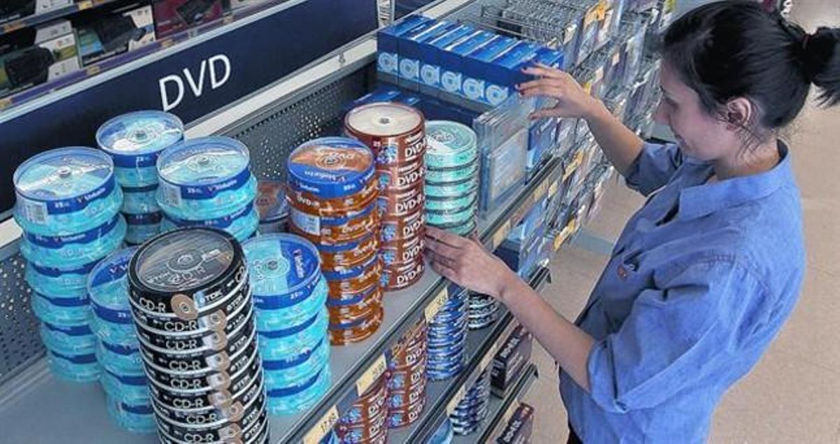 Una empleada de una tienda PC City, en Barcelona, ordena las estanterías de CD vírgenes el pasado marzo. Una empleada de una tienda PC City, en Barcelona, ordena las estanterías de CD vírgenes el pasado marzo.
