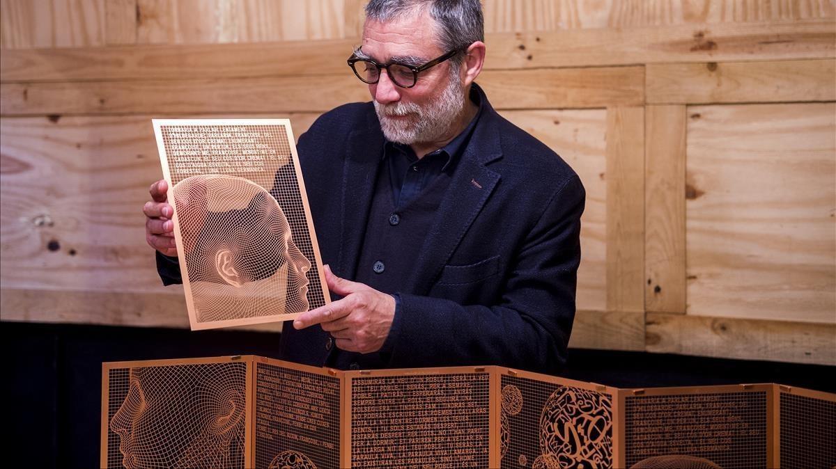 El escultor Jaume Plensa, con las transparencias en cobre del libro de bibliofilia con poemas de Vicent Andrés Estellés, que ha presentado en Barcelona. El escultor Jaume Plensa, con las transparencias en cobre del libro de bibliofilia con poemas de Vicent Andrés Estellés, que ha presentado en Barcelona.