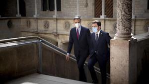 El presidente del Gobierno, Pedro Sánchez, y el ’president’ de la Generalitat, Pere Aragonès, se dirigen a su reunión en el Palau previa al encuentro de la mesa de diálogo, el pasado 15 de septiembre de 2021 en Barcelona.