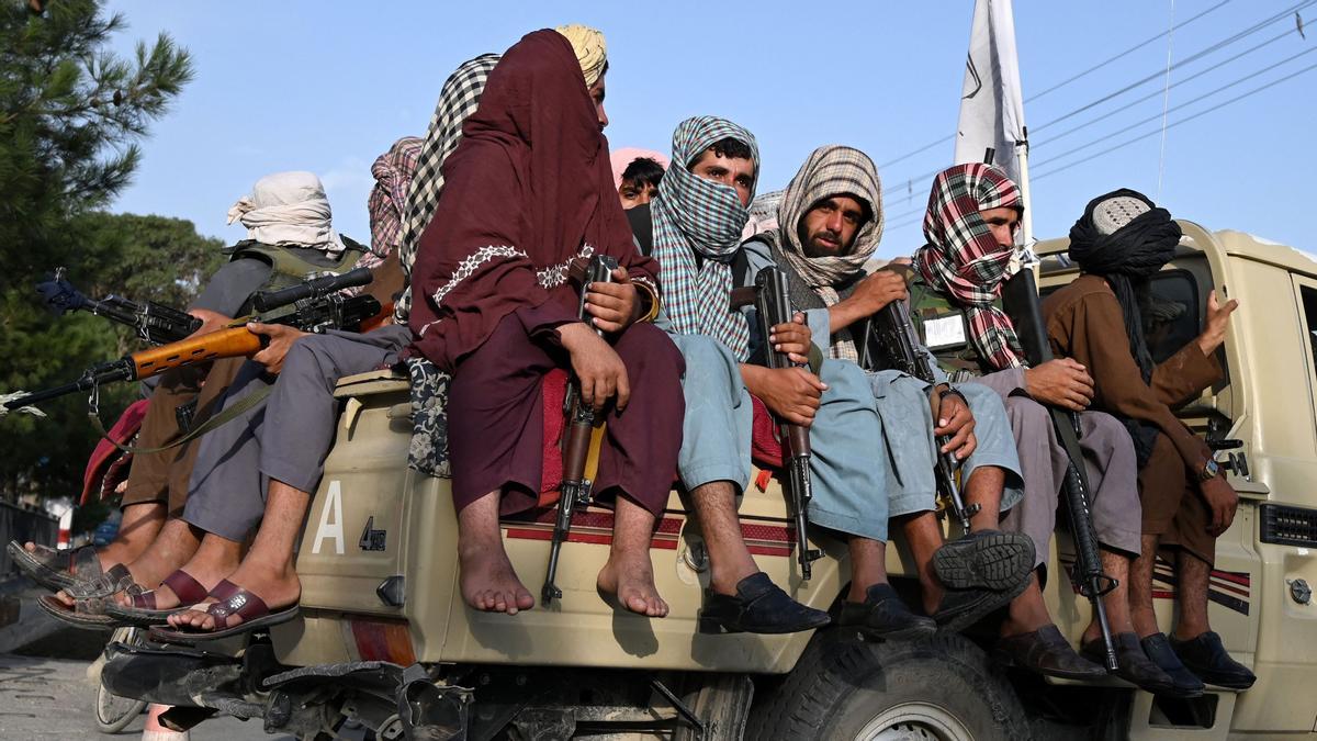 Talibanes sobre un vehículo por las calles de Kabul