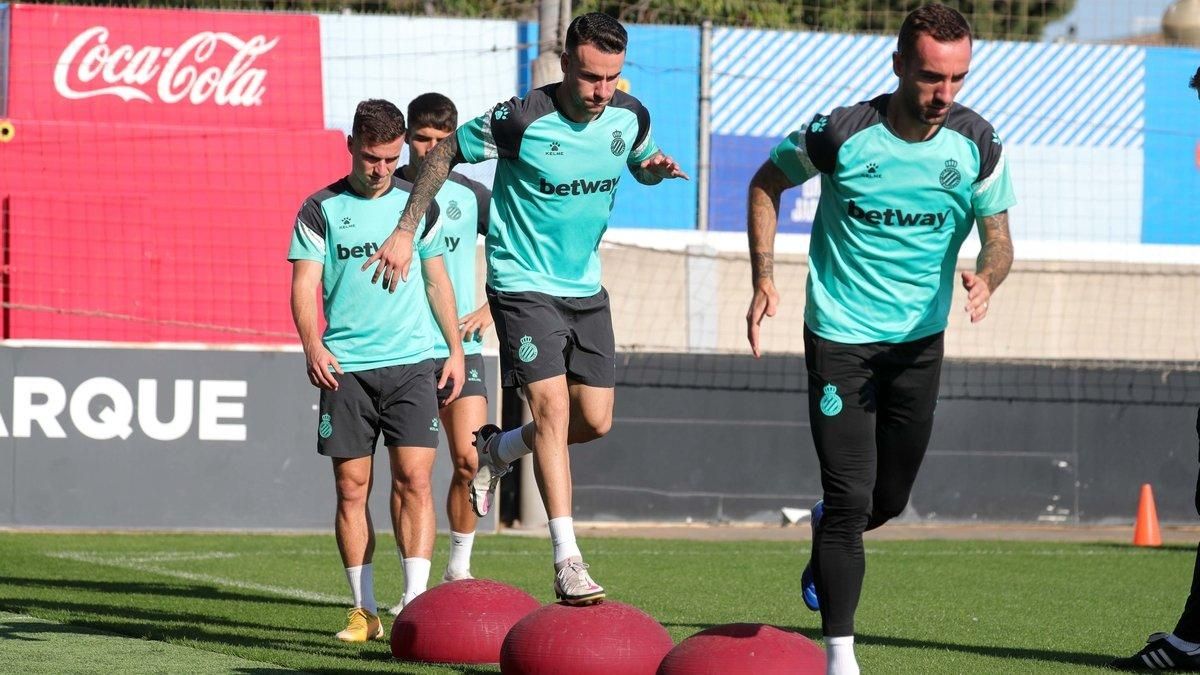 La plantilla del Espanyol, en el entrenamiento de este sábado. La plantilla del Espanyol, en el entrenamiento de este sábado.
