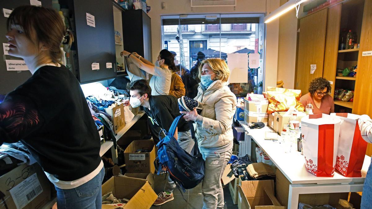 Interior de la agencia convertida en centro de ayuda a los refugiados de Ucrania