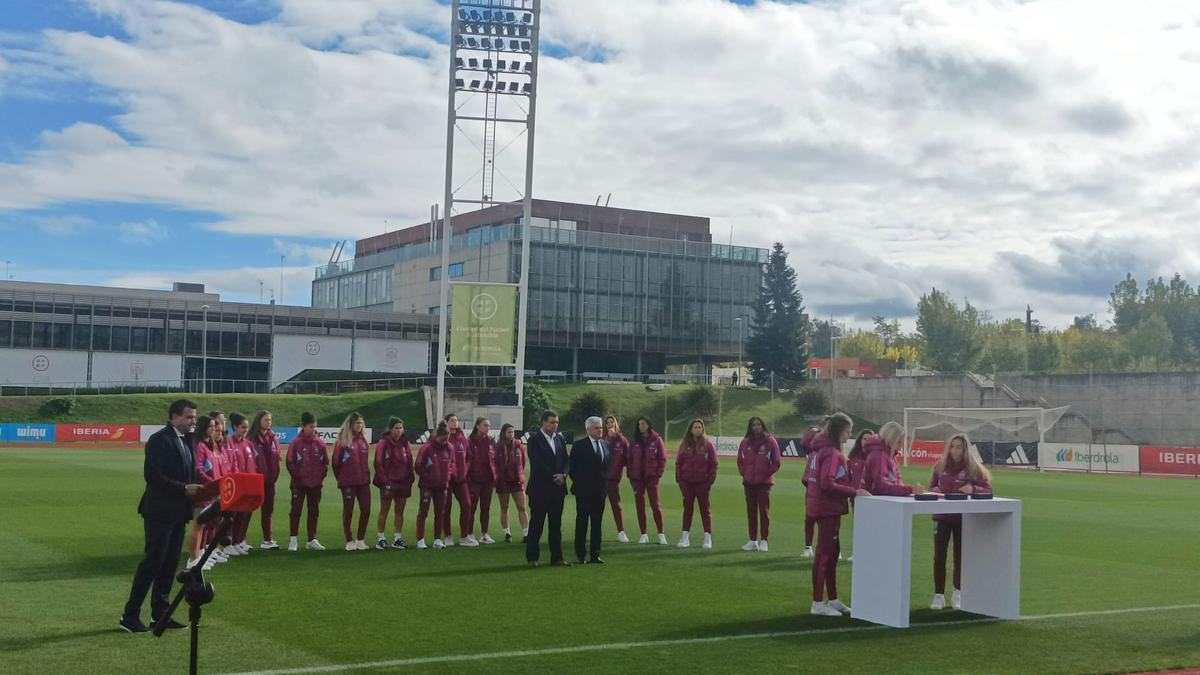 Las jugadoras, la Federación y el CSD firman el convenio del fútbol femenino