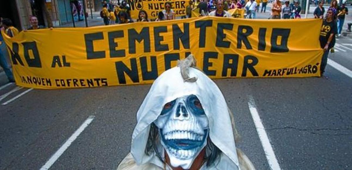 Detractores de la instalación del cementerio nuclear en Zarra, durante una manifestación en Valencia el pasado abril. Detractores de la instalación del cementerio nuclear en Zarra, durante una manifestación en Valencia el pasado abril.