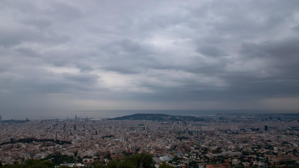 Nubes y lluvias frente a Barcelona