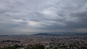 Nubes y lluvias frente a Barcelona