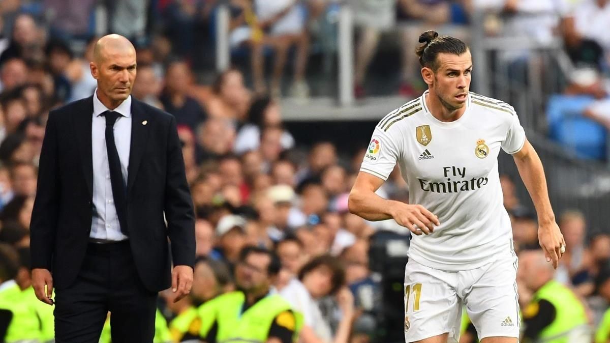 Zidane observa a Bale en un partido del Madrid. Zidane observa a Bale en un partido del Madrid.