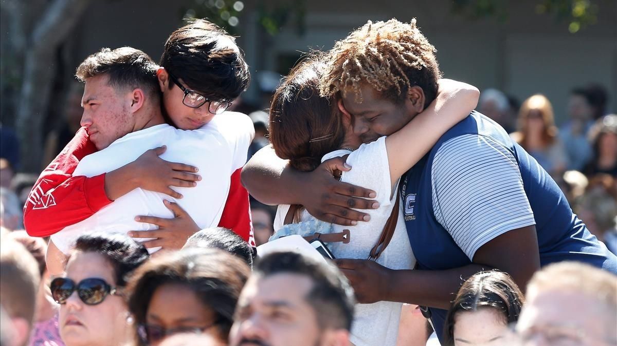 Asistentes a la vigilia por las víctimas del tiroteo en el instituto Marjory Stoneman Douglas en Florida Asistentes a la vigilia por las víctimas del tiroteo en el instituto Marjory Stoneman Douglas en Florida