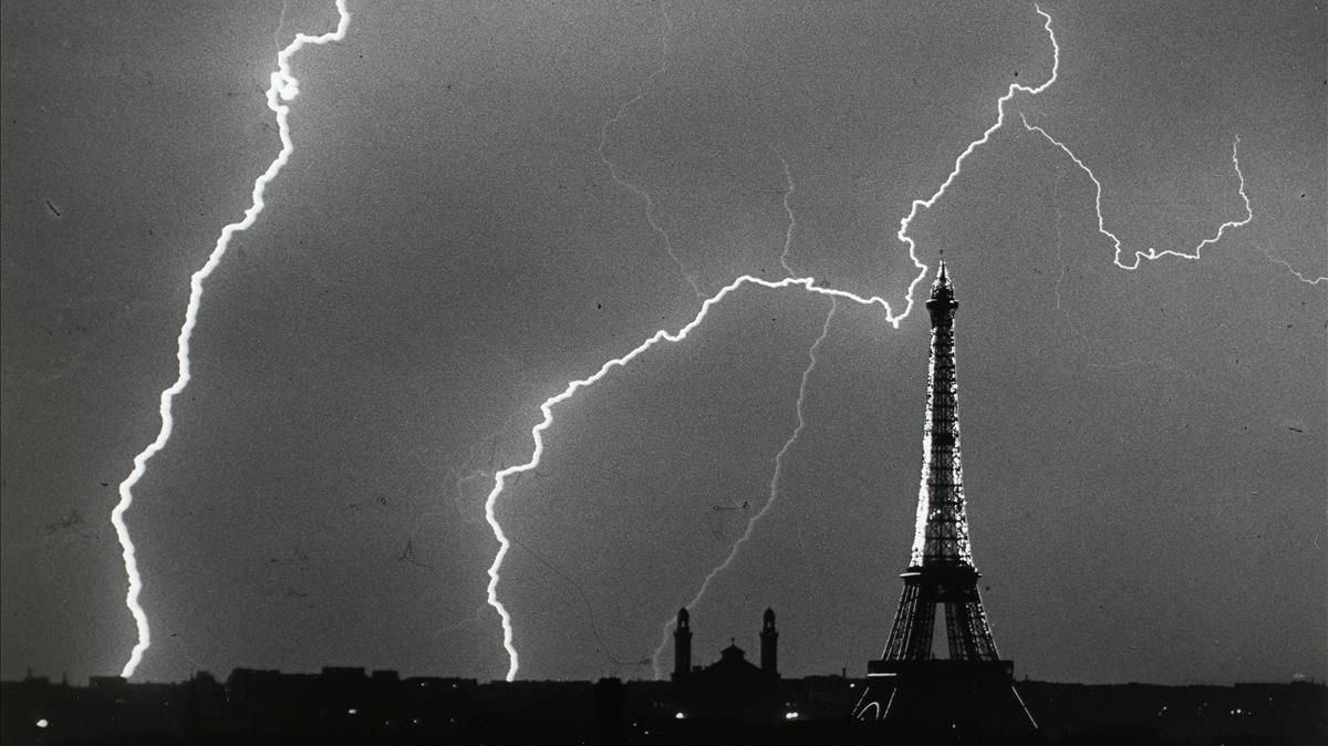 ’París, en verano, una tarde de tormenta’ (1925), fotografía de André Kertész de la colección del Centre Pompidou. ’París, en verano, una tarde de tormenta’ (1925), fotografía de André Kertész de la colección del Centre Pompidou.