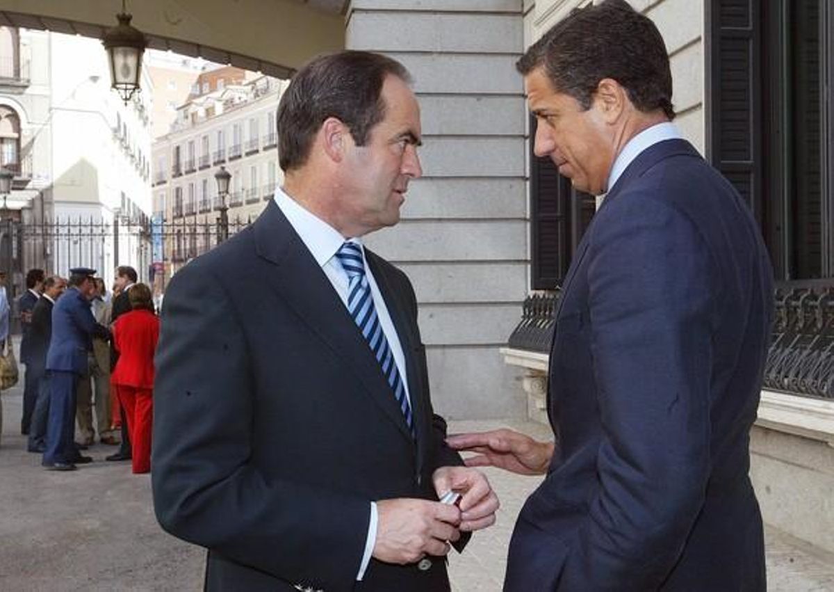 José Bono (izquierda) y Eduardo Zaplana, fotografiados en el Congreso en septiembre del 2005. José Bono (izquierda) y Eduardo Zaplana, fotografiados en el Congreso en septiembre del 2005.