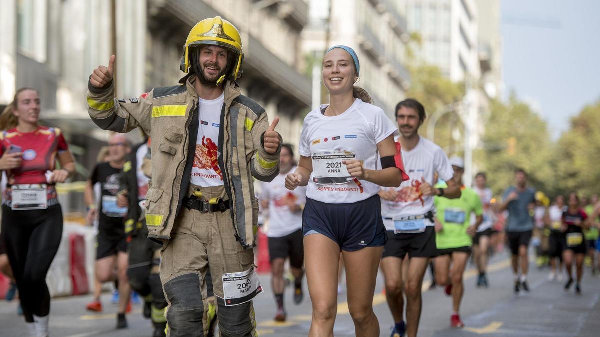 Anna, una atleta popular, corre junto a un bombero durante la última edición de la Cursa de Bombers.