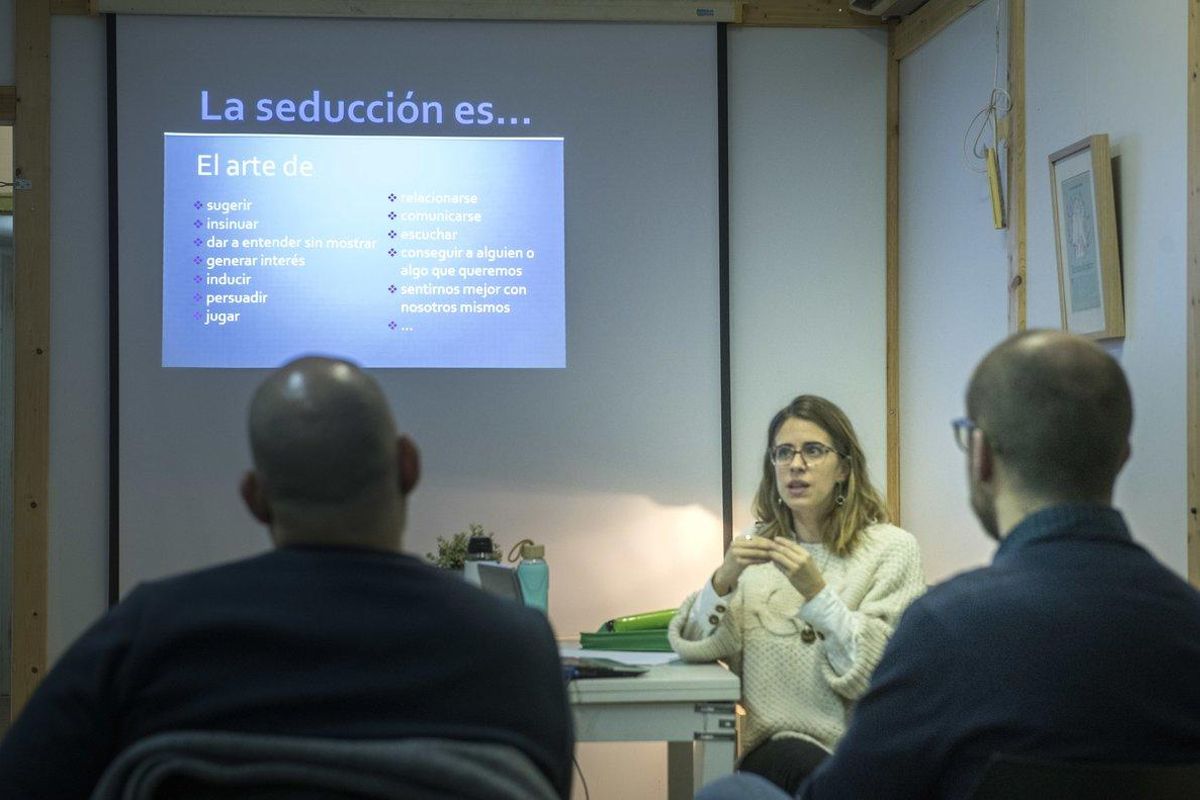 ’Powerpoint’ seductor. Luana, sexóloga, imparte un cursillo para aprender a ligar en Sex Academy. ’Powerpoint’ seductor. Luana, sexóloga, imparte un cursillo para aprender a ligar en Sex Academy.