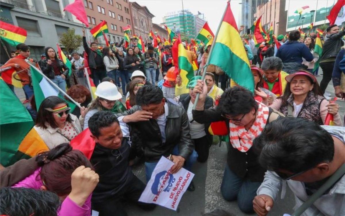 Ciudadanos en Bolivia celebran la renuncia de Evo Morales. Ciudadanos en Bolivia celebran la renuncia de Evo Morales.