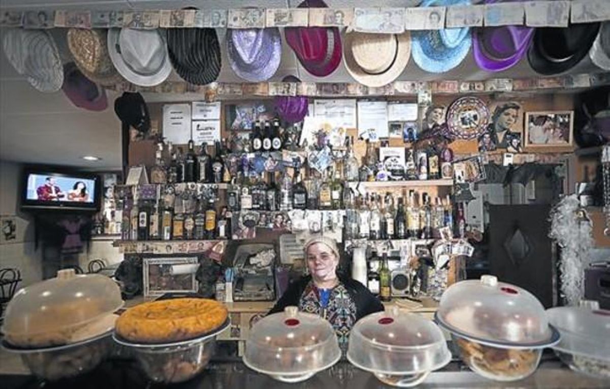 Leocadia Montes detrás de la barra del Bar Leo, en la Barceloneta. Leocadia Montes detrás de la barra del Bar Leo, en la Barceloneta.