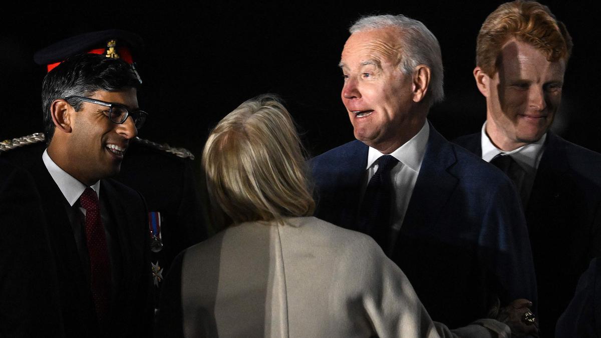 El presidente de EE. UU. Joe Biden es recibido por el Primer Ministro de Gran Bretaña Rishi Sunak tras aterrizar en el Aeropuerto Internacional de Belfast