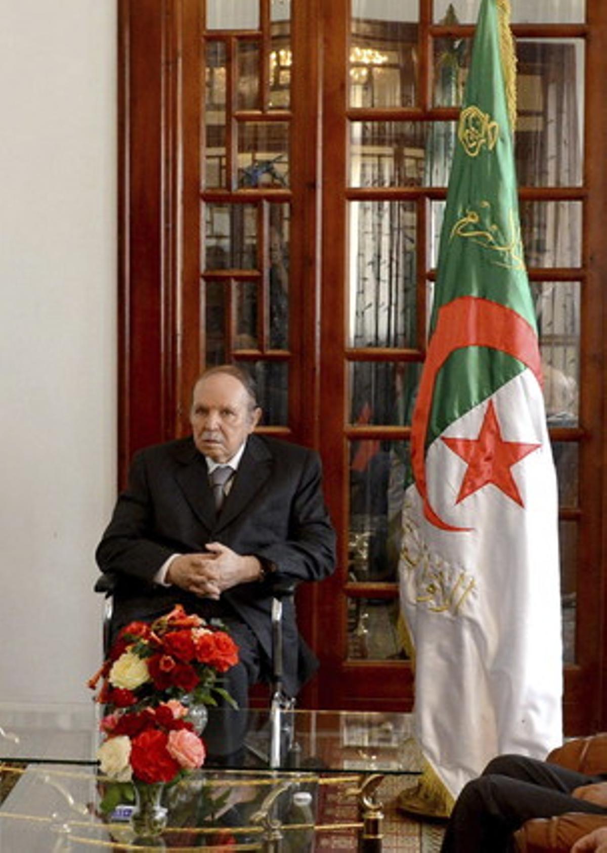 Buteflika ha regresado este martes a Argel después de pasar casi tres meses hospitalizado en Francia por un accidente cerebrovascular.