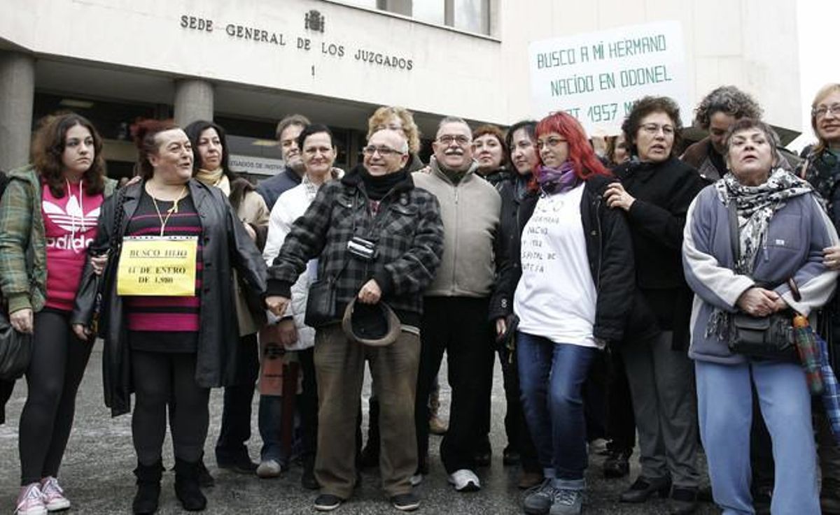 Protesta de l’associació SOS Nadons Robats davant dels Jutjats de plaça de Castilla, el 18 de gener passat. Protesta de l’associació SOS Nadons Robats davant dels Jutjats de plaça de Castilla, el 18 de gener passat.