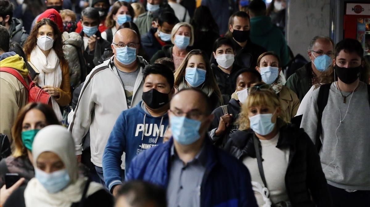 "Nos prohíben comunicarnos en el transporte público, pero siguen las aglomeraciones" "Nos prohíben comunicarnos en el transporte público, pero siguen las aglomeraciones"