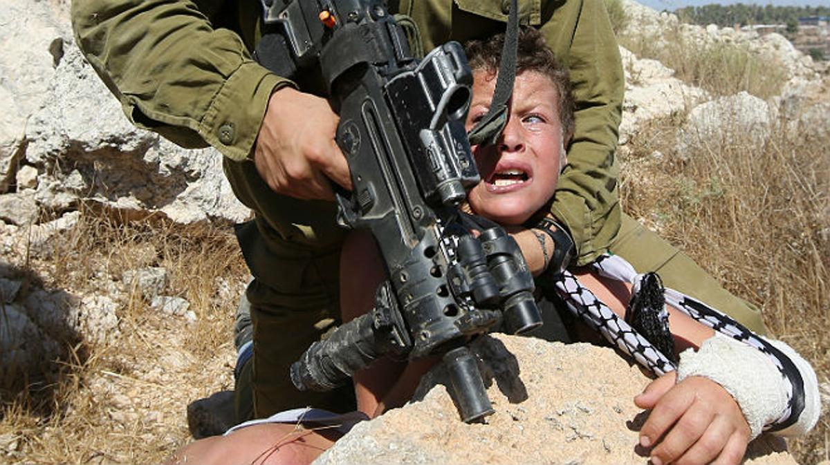 Vídeo del soldado israelí reduciendo por la fuerza a un niño palestino en Cisjordania.