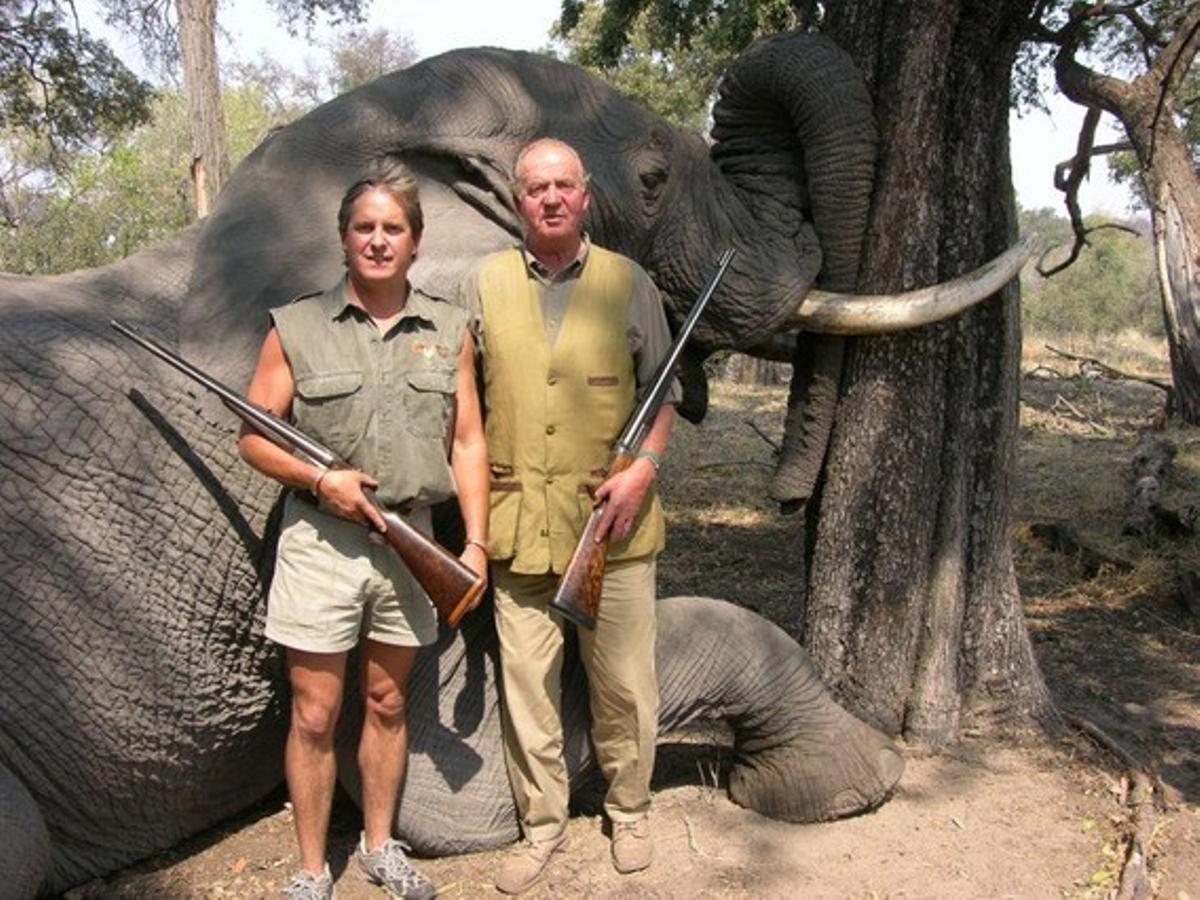 El Rey posa con el propietario de Rann Safaris, frente a un elefante abatido durante una cacería en el año 2007. RANN SAFARIS