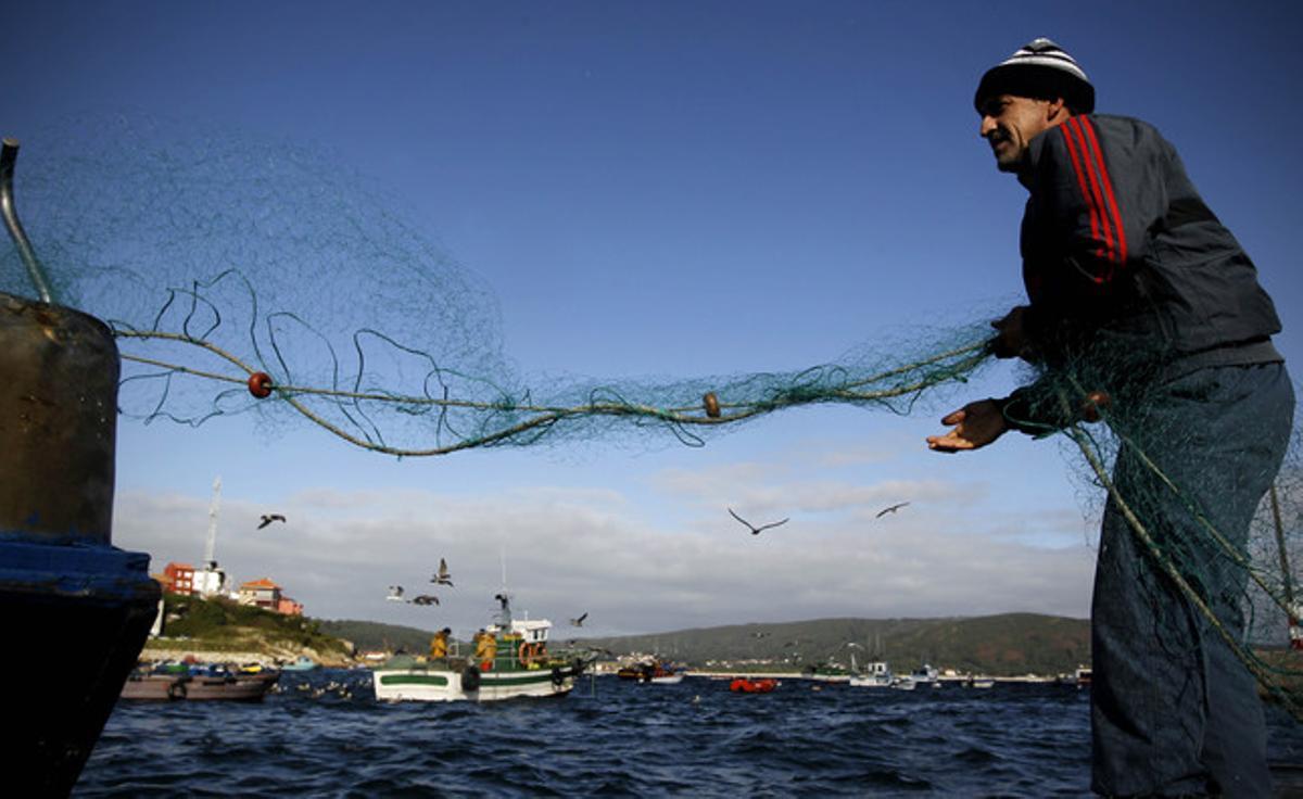 Un pescador en Finisterre, el día en que se conoció la sentencia por el caso del ’Prestige’.