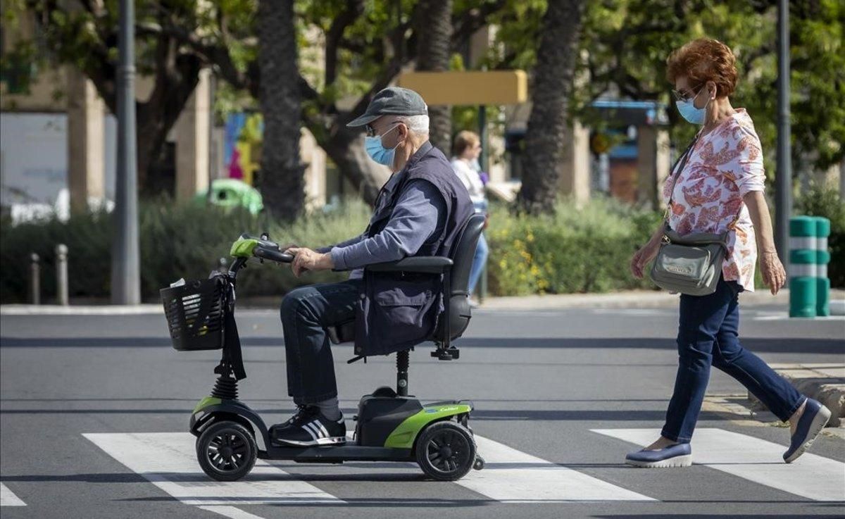 Dos personas mayores pasean por las calles de Valencia en el primer día en que pueden salir a dar una vuelta desde que se decretó el estado de alarma. Dos personas mayores pasean por las calles de Valencia en el primer día en que pueden salir a dar una vuelta desde que se decretó el estado de alarma.