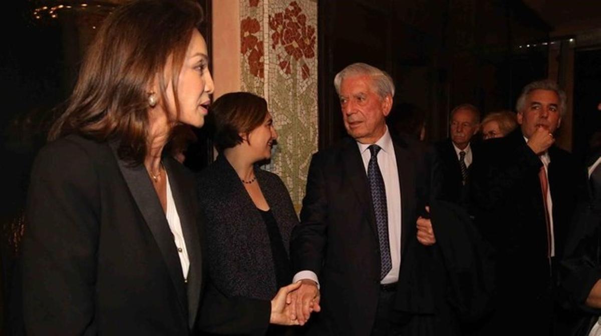 Isabel Preysler y Mario Vargas Llosa junto a la alcaldesa Ada Colau, en el acto de homenaje a Carmen Balcells.